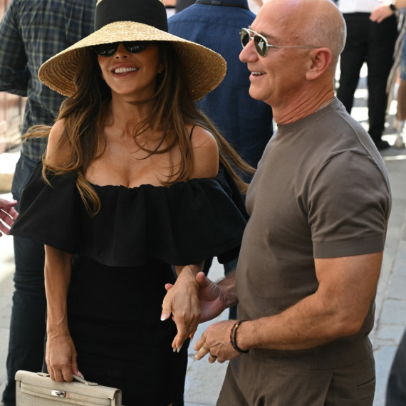 Loren i Džef Bezos u romantičnoj šetnji: Lice je sakrila, ali pogled na dekolte "puca" FOTO