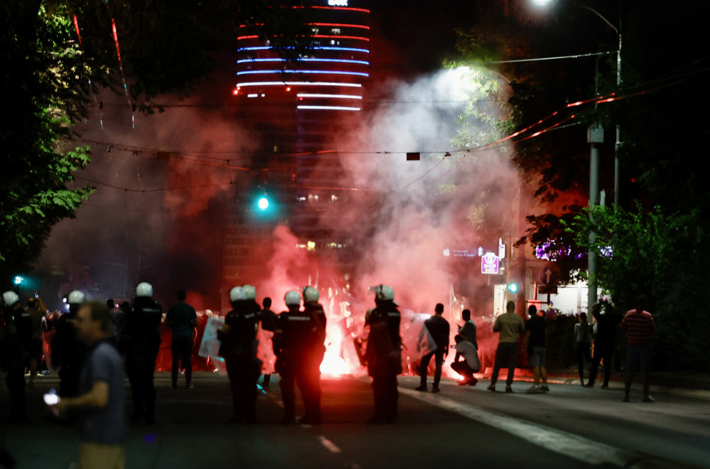 MUP: Nasilje počelo posle 21 sat kada su dobili zeleno svetlo; Povređeno 48 policijskih službenika