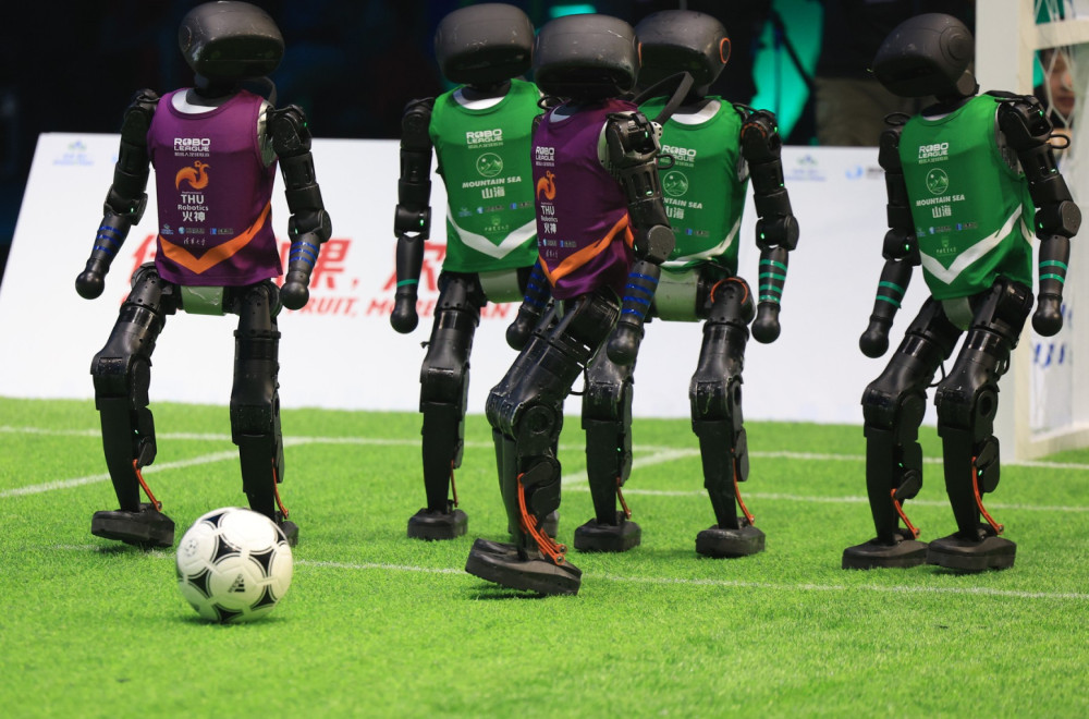 Kineski roboti pokazali kako se igra fudbal FOTO/VIDEO