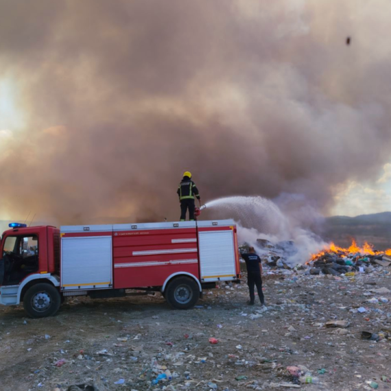 Izbio požar na divljoj deponiji u Jovanovcu kod Kragujevca FOTO