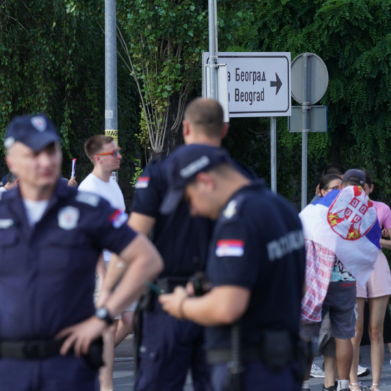MUP: Protekle noći 72 osobe dovedene do službenih prostorija, većina blokada uklonjena