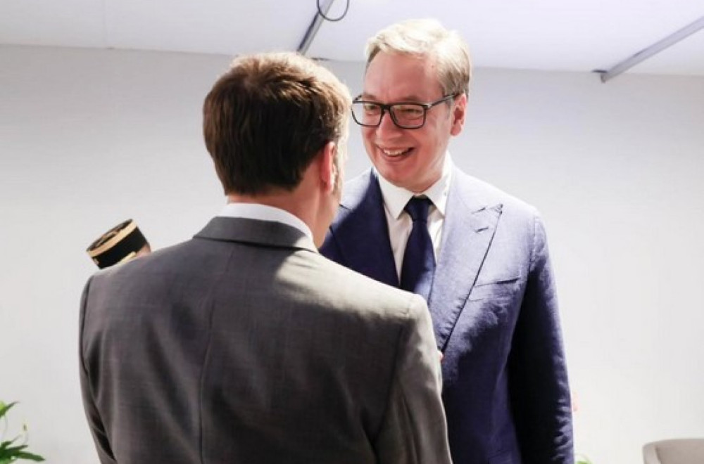 Vučić s Makronom u Sevilji: Prijateljski razgovor; Upoznao sam ga sa političkim dešavanjima u Srbiji FOTO