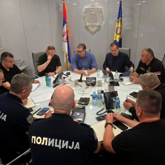 Vučić odmah posetio MUP, nakon akcija blokadera: Podnose ogroman teret u borbi protiv huliganizma i terorizma