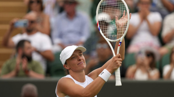 Iga i šampionka prošle, Kvitova se oprostila od Vimbldona VIDEO