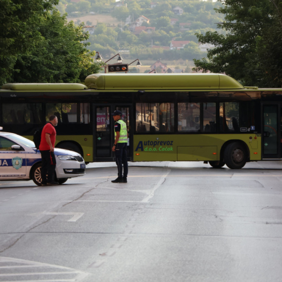 Blokaderi zaustavili autobus s decom; Maltretirali ih u sred noći; Roditelji ogorčeni: "Sram da vas bude!"