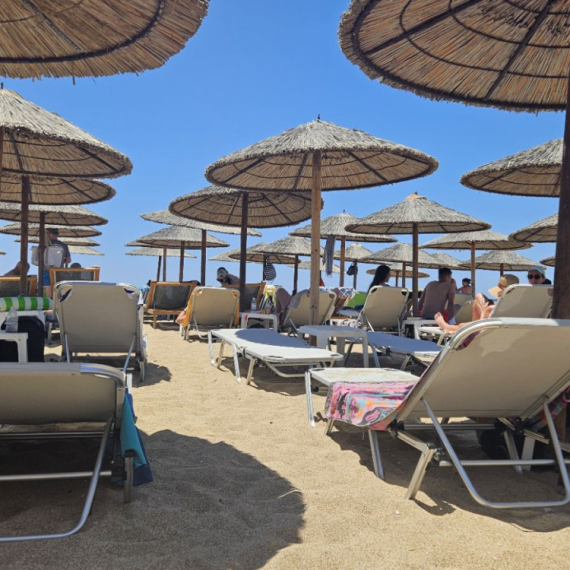 Dve ležaljke, suncobran i piće samo tri evra: Na ovoj plaži jedno je zabranjeno FOTO