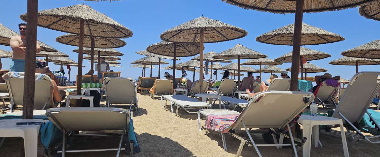 Dve ležaljke, suncobran i piće samo tri evra: Na ovoj plaži jedno je zabranjeno FOTO