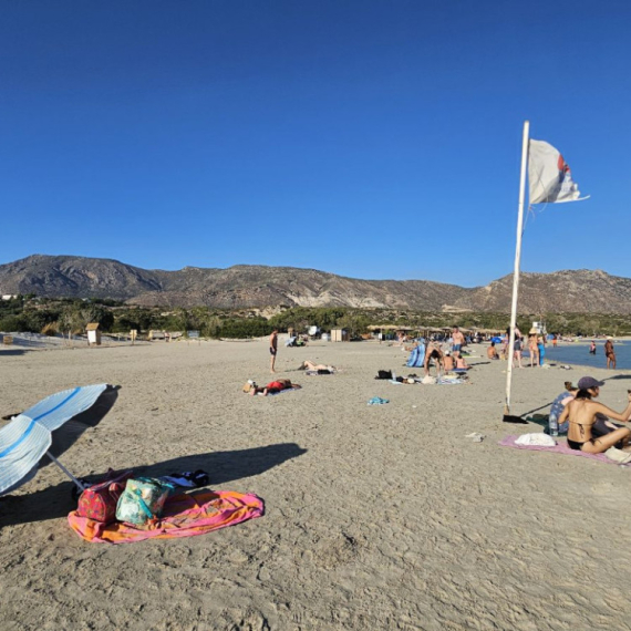 Turistima na plaži u Polihronu tokom noći nestaju peškiri: Konačno otkriveno šta se dešava VIDEO