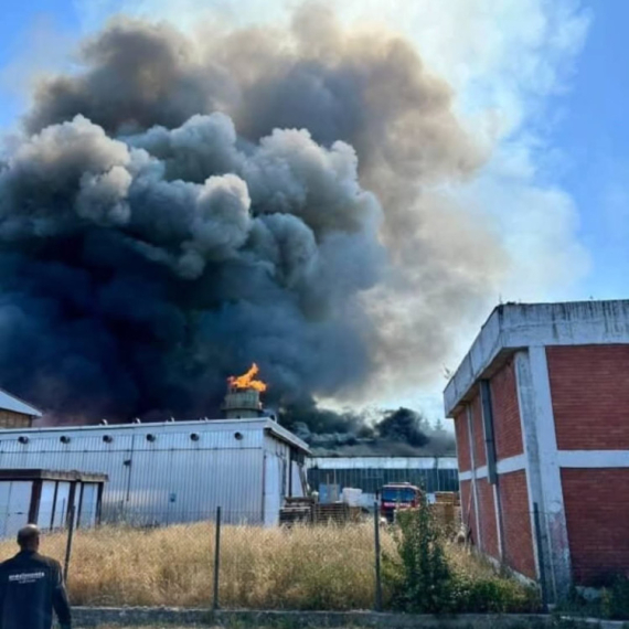 Gori poznata fabrika: Plamen uništio celu halu VIDEO