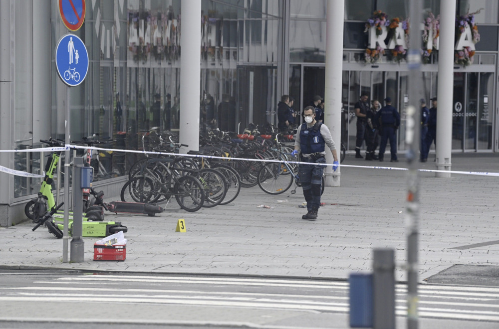 Horror: Knife attack in shopping center; Several people injured; There is blood everywhere PHOTO/VIDEO