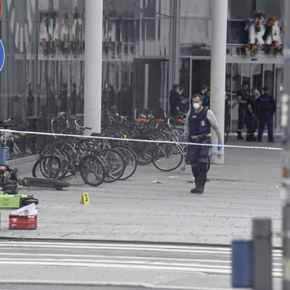 Horror: Knife attack in shopping center; Several people injured; There is blood everywhere PHOTO/VIDEO