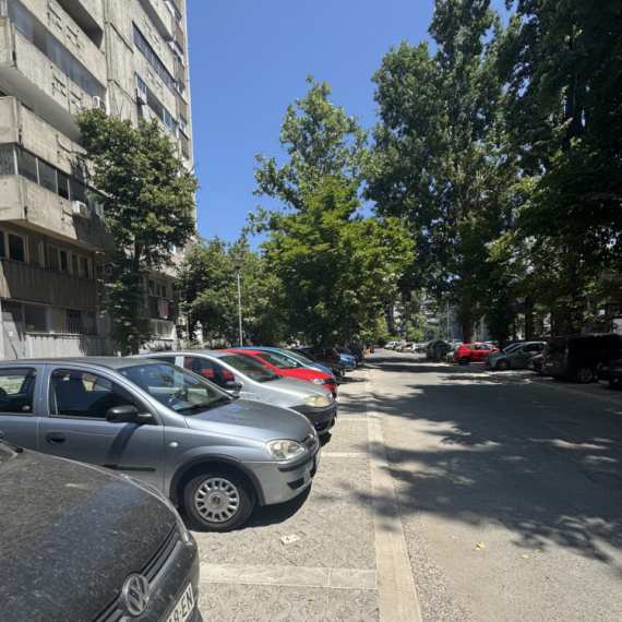 Rekonstruisano 100 parking mesta na Novom Beogradu FOTO