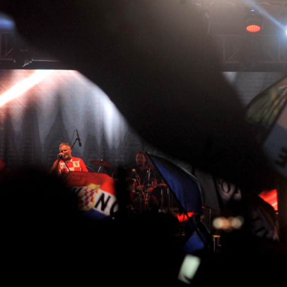 Hrvatski mediji tvrde da je na Tompsonov koncert došlo upola manje ljudi od najavljenog FOTO/VIDEO