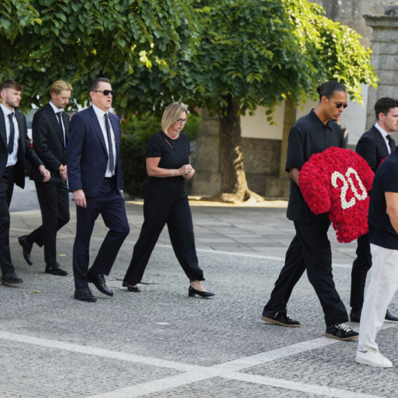 Sahranjen Diogo Žota – saigrači iz Liverpula došli sa ovim vencima, Neveš brzo doleteo