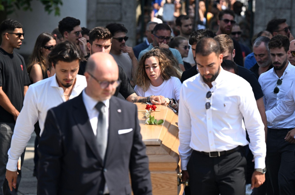 Potresni prizori na sahrani poznatog fudbalera: Skrhana supruga došla obučena u belo, nema od bola FOTO