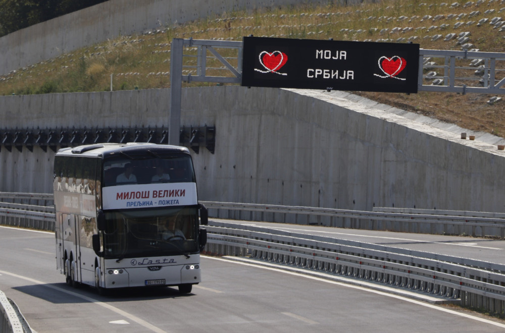 Vučić: Srbija je jaka država sa najmodernijim i najbezbednijim auto-putevima FOTO