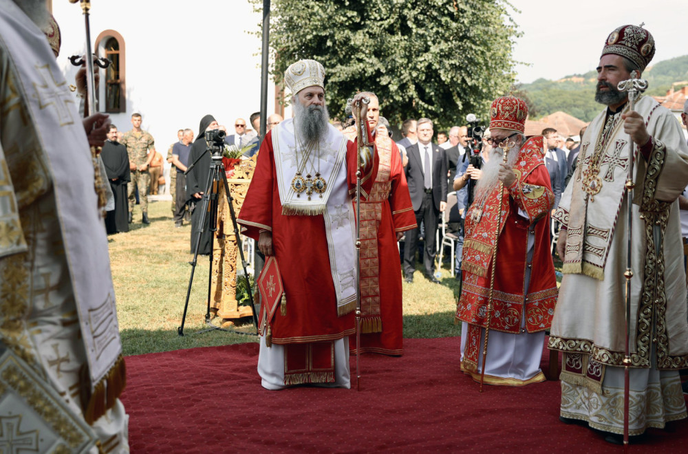 Godišnjica zločina nad 3.267 Srba u Bratuncu; Porfirije: Kad god smo bili verni sebi, disali smo kao jedan