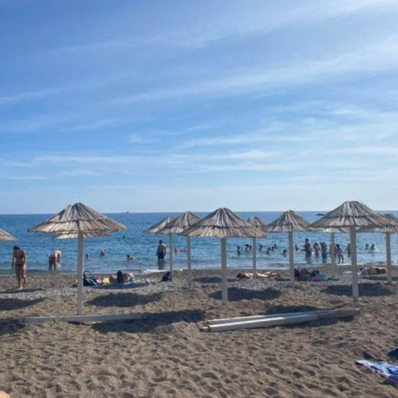 Drama na plaži u Ulcinju: Srpski policajac izvukao ženu iz talasa FOTO/VIDEO