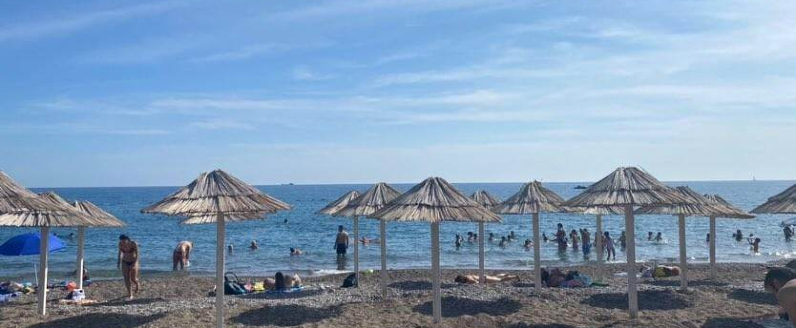 Drama na plaži u Ulcinju: Srpski policajac izvukao ženu iz talasa FOTO/VIDEO