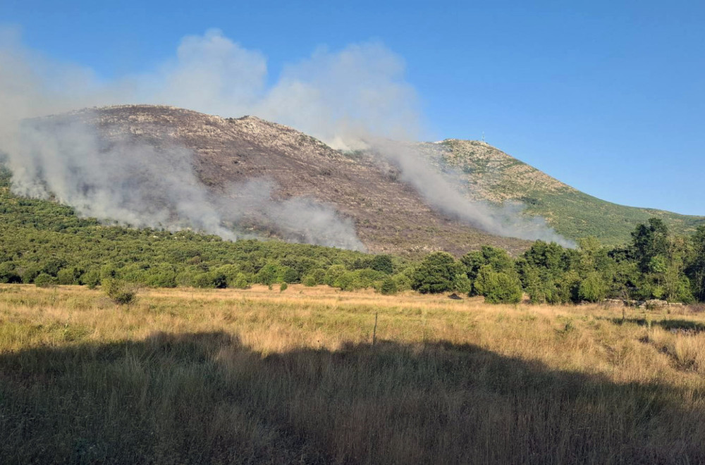 I dalje gori kod Trebinja: Ugrožene kuće, podignut helikopter FOTO