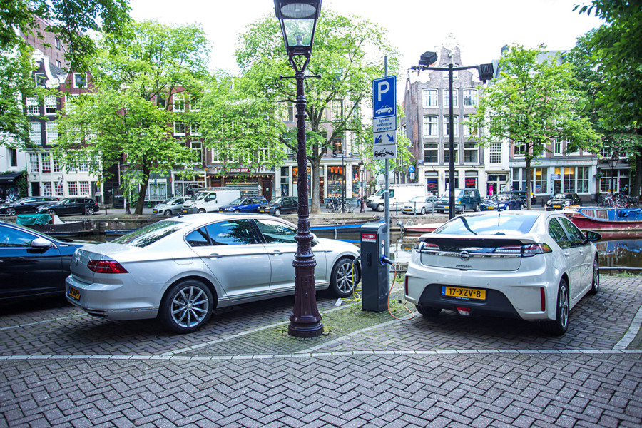 Amsterdam zabranio reklame za benzince i dizelaše na bilbordima