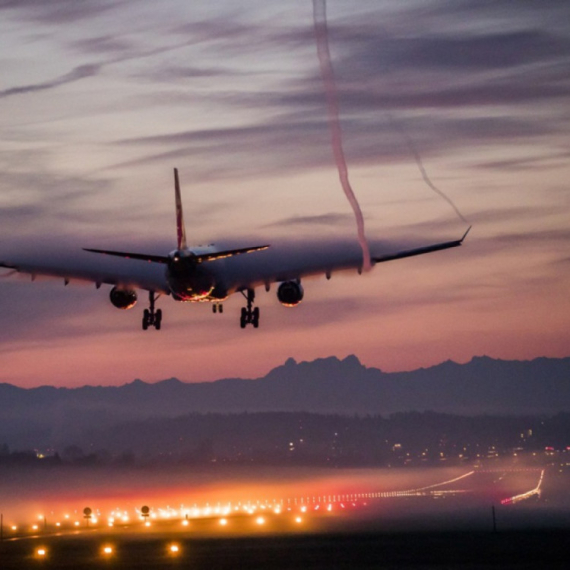 Drama na aerodromu u SAD: Avion se pri sletanju zakucao u kamion i stub za rasvetu VIDEO