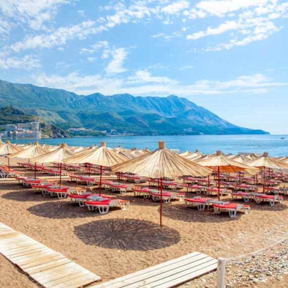 Evo koliko koštaju ležaljke u Crnoj Gori: Jedno pravilo na plažama turistima posebno odgovara VIDEO