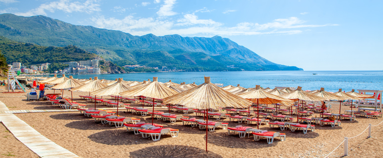 Evo koliko koštaju ležaljke u Crnoj Gori: Jedno pravilo na plažama turistima posebno odgovara VIDEO