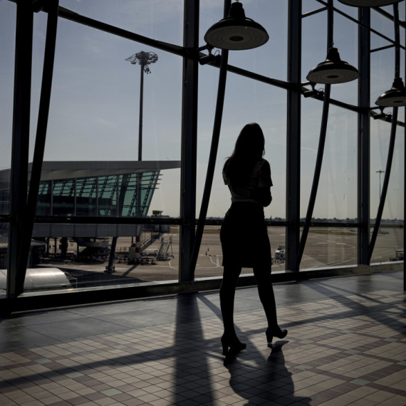 Oluja divlja i u komšiluku: Aerodrom zatvoren, vozovi na idu; Drvo palo na gradski autobus FOTO