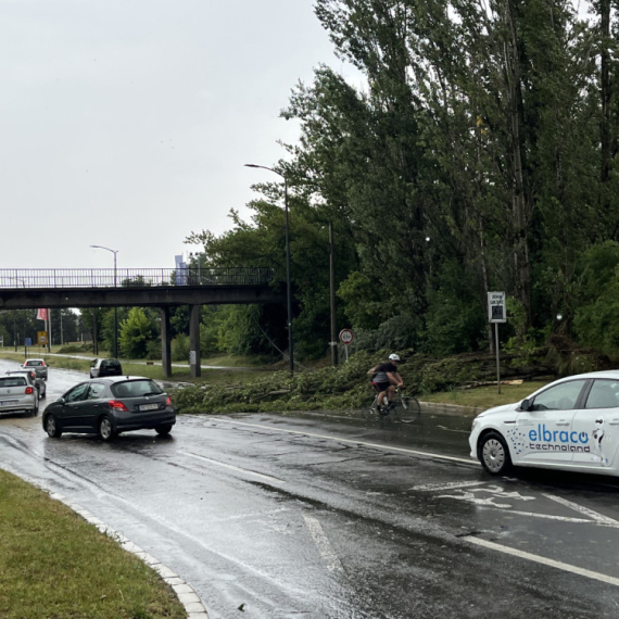 Apocalyptic images of storm in Serbia: Wind overturned a truck and uprooted trees; Streets flooded PHOTO/VIDEO
