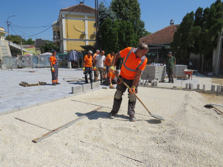 Završni radovi na uređenju platoa ispred zelene pijace Centar FOTO
