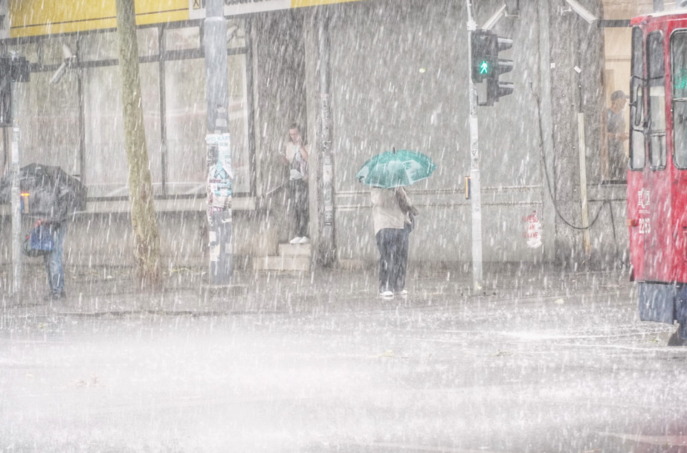 Snažno nevreme pogodilo Srbiju; Vetar nosio sve pred sobom, objavljen snimak haosa VIDEO