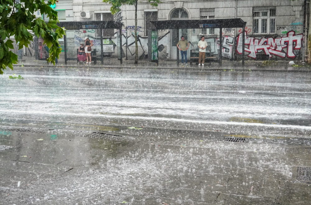 Počelo nevreme, pljušti u Beogradu; Spremite se za olujne udare FOTO