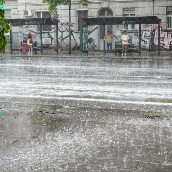 Počelo nevreme, pljušti u Beogradu; Spremite se za olujne udare FOTO