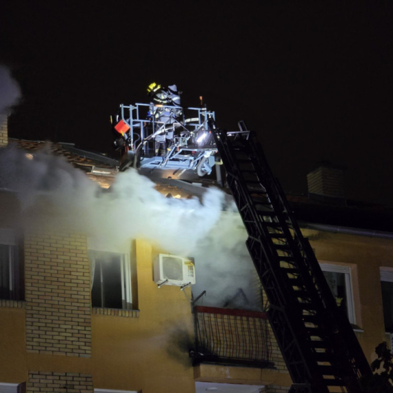 Evakuisana zgrada u Novom Sadu zbog požara: Hospitalizovan muškarac FOTO/VIDEO