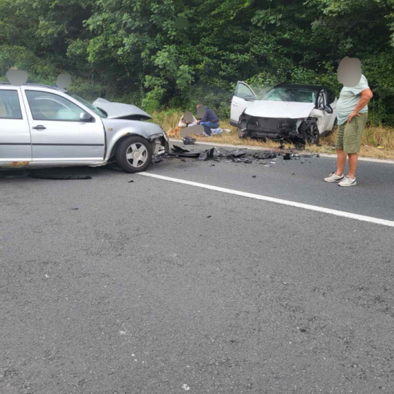 Delovi vozila rasuti po putu, ima povređenih; Težak sudar dva vozila kod Zlatibora