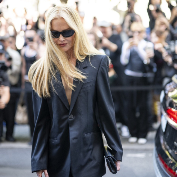 Tako se to nosi: Nikol Kidman nema grudnjak i "puca" od samopouzdanja FOTO