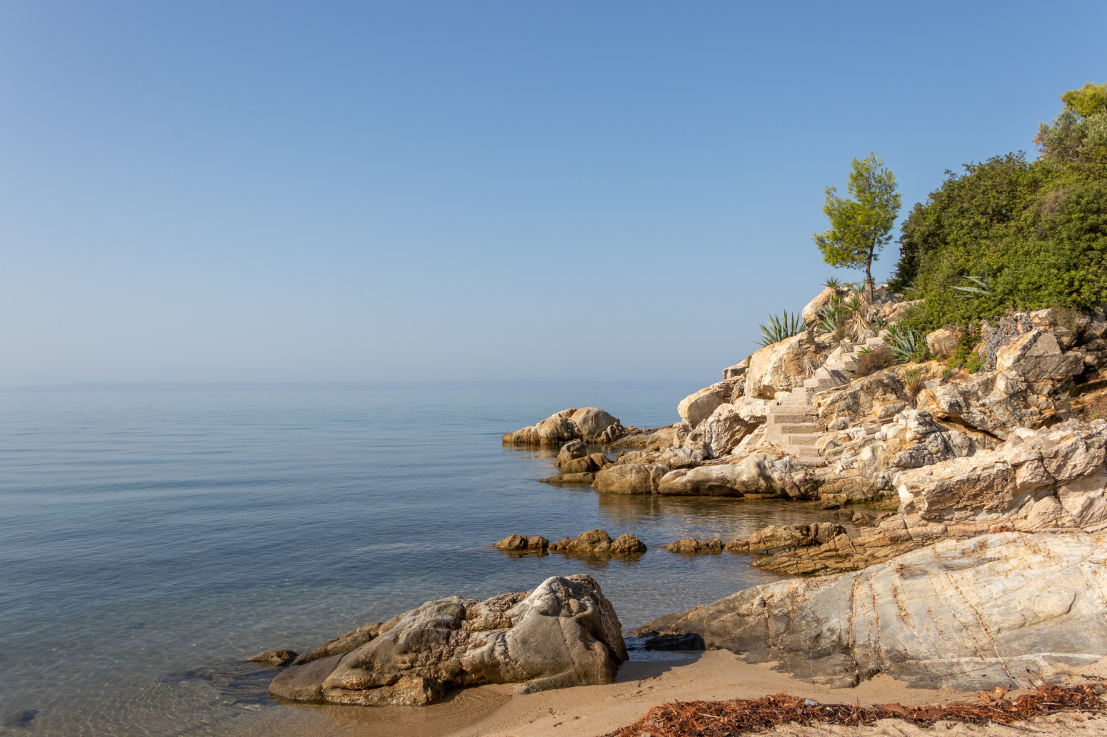 Grci obožavaju ovu plažu na Sitoniji, a turisti je još uvek nisu otkrili: Miris borova i kristalno more FOTO