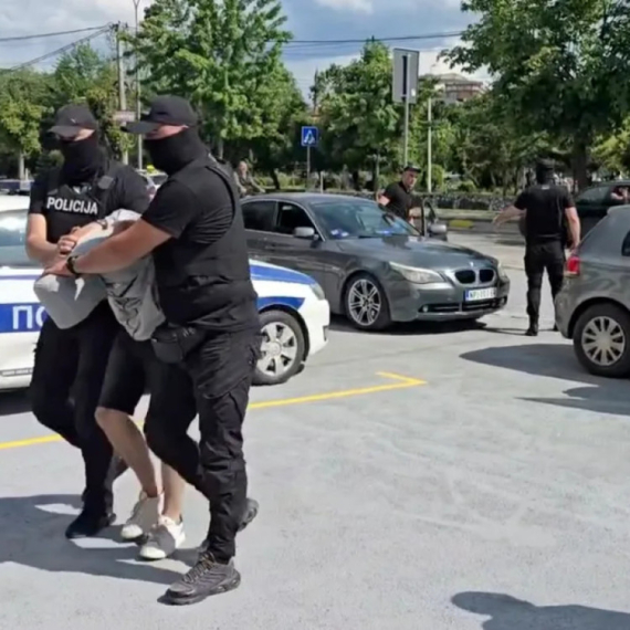 Policija upala u kuću kod Novog Pazara i pronašla arsenal oružja