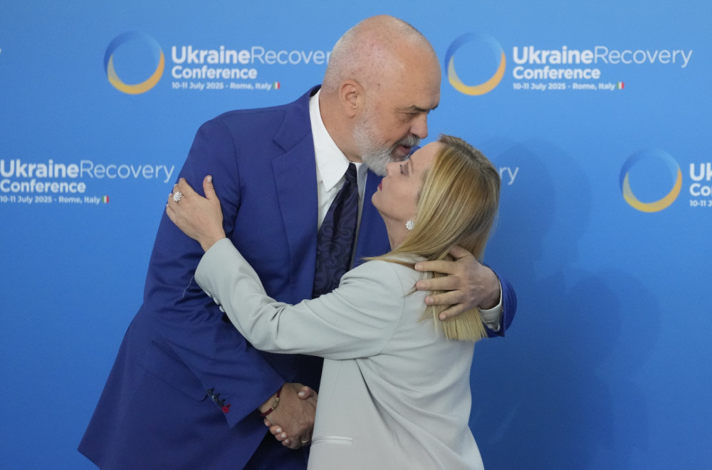 Uprkos molbama – Edi Rama na kolenima, ponovo VIDEO
