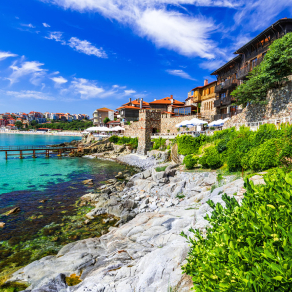 Prizor na poznatoj plaži zgrozio turiste: Srbi je obožavaju, a da li je bezbedno? VIDEO