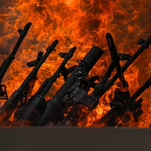 Istorijski trenutak: Polažu oružje