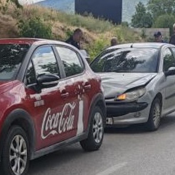 Sudar dva vozila kod Guče: U jednom od automobila bila trudnica; Saobraćaj se odvija otežano