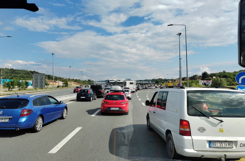 Totalni zastoj na auto-putu ka Nišu: Formirane dugačke kolone FOTO
