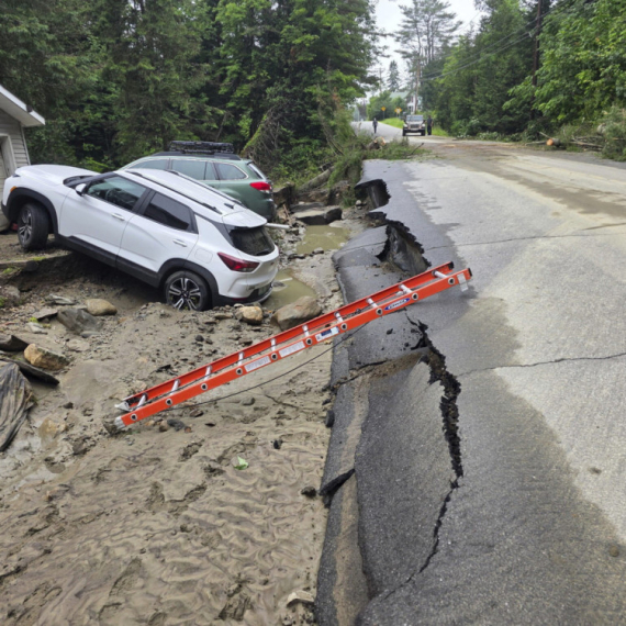 Treće leto zaredom poplavljen Vermont: Oštećene kuće i putevi, oluja odnela deo školskog krova FOTO/VIDEO