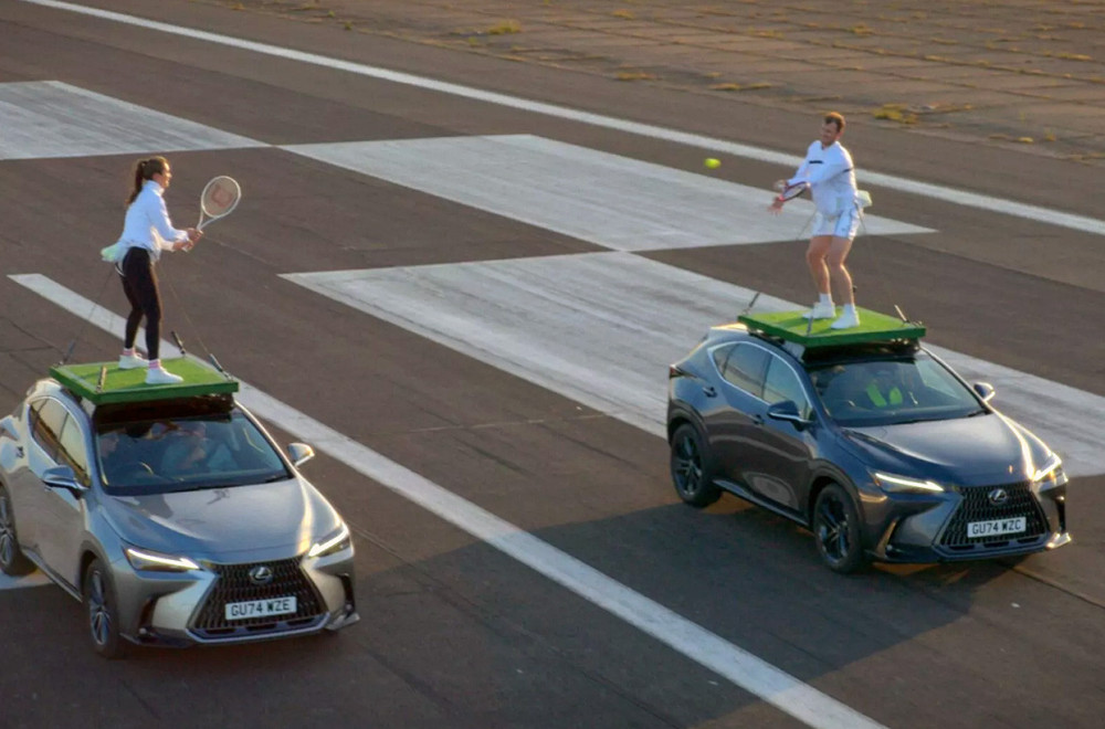 Ne, nije šala: Igrali tenis na krovu automobila dok su se vozila kretala VIDEO
