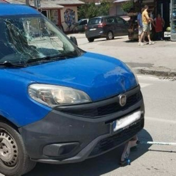 Drama u centru Čačka: Troje dece i otac udareni dok su prelazili pešački prelaz FOTO