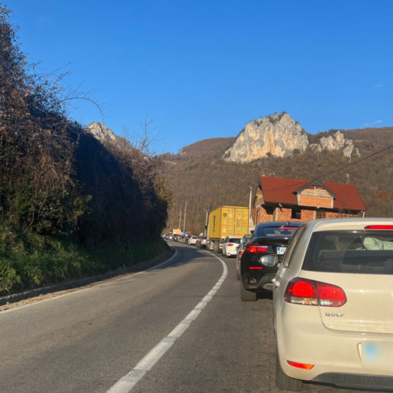 Srbi ranom zorom pohrlili na more: Velike gužve na ulazu u Crnu Goru