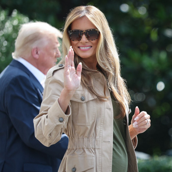 Žena kojoj sve stoji, pa i ovo: Melanija skupe štikle zamenila kultnim patikama "s ulice" FOTO