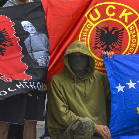 Skandal: Grupa Albanaca izašla iz auta i prekrila vozilo srpskih tablica zastavom OVK VIDEO